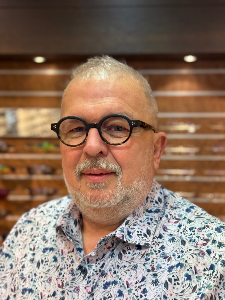 Jörg Amrhein, Mitarbeiter der Firma Meller Optic in Troisdorf stellt sich vor.