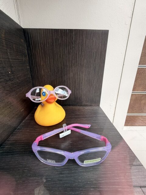 Nano Kinderbrillen und Sonnenbrille mit Verkaufsstellen-Logo im Schaufenster