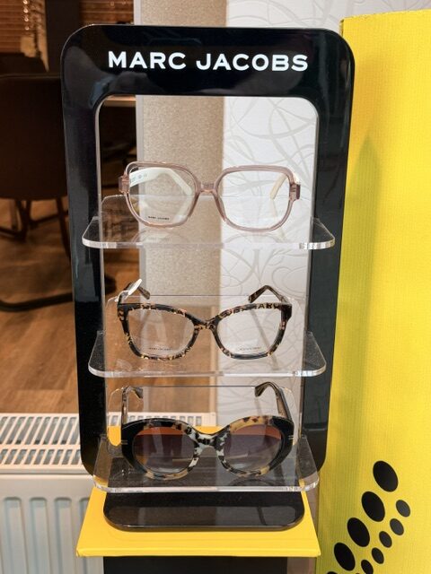 Marc Jacobs Brillen und Sonnenbrillen auf schwarzem Display-Ständer im Schaufenster