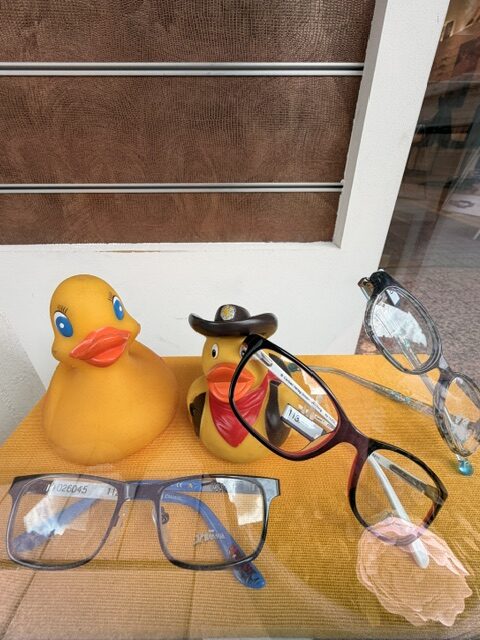 Kinderbrillen im Schaufenster von Meller Optic, dekoriert mit Gummienten